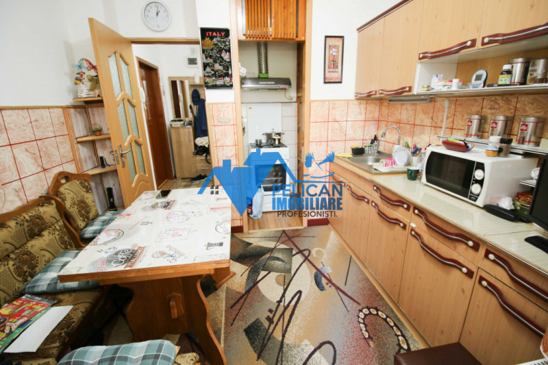 E3, decomandat, 2 camere, etajul 2